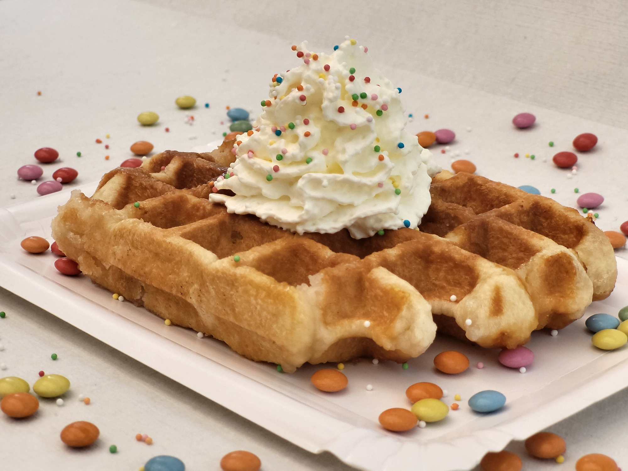 luikse wafel met slagroom en party toppings smarties m&ms