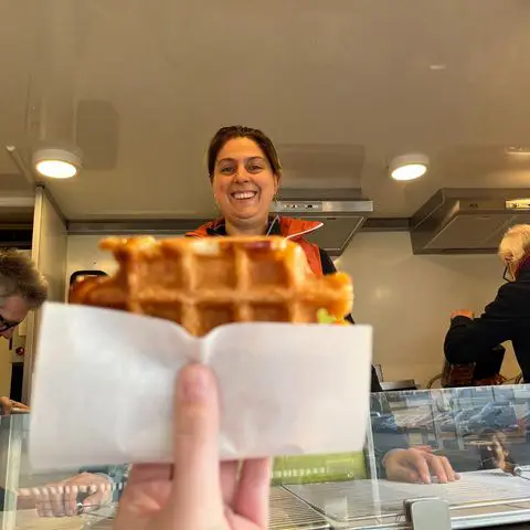 Vrolijke wafelbakster