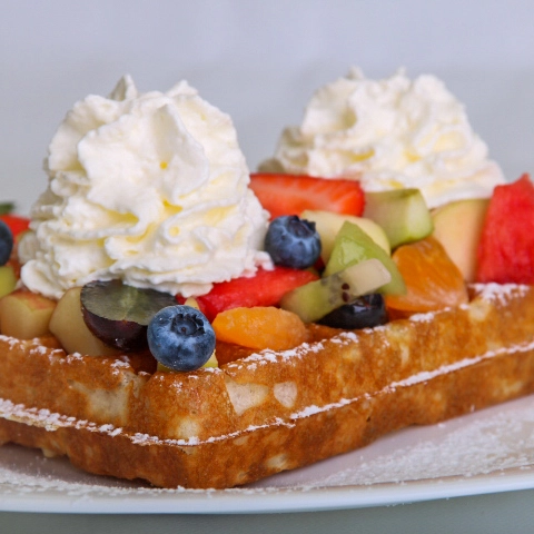 Brusselse wafel trakteren met fruit